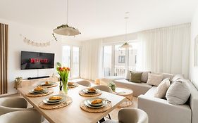 Premium-Apartment mit Balkon - Perfekt für Familien, Gruppen und Geschäftsreisende - ZAYA STAYS